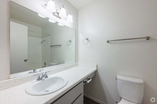 2BR, 1BA - 750SF - Bathroom - Casa De Alicia