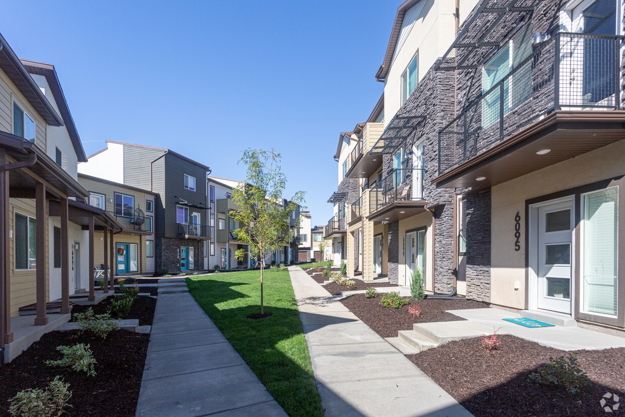 Primary Photo - Gladstone Place Apartments