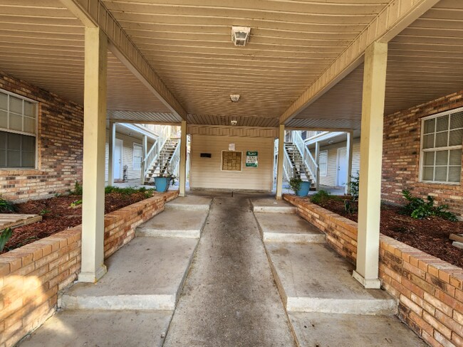 Building Photo - 4800 Pontchartrain Dr