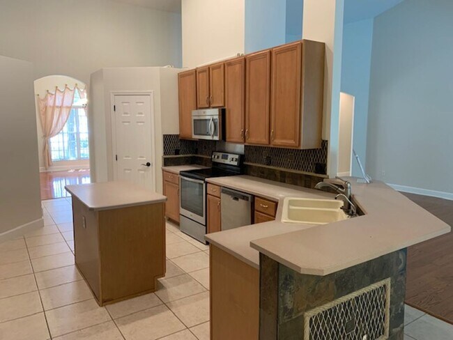 Building Photo - Beautiful 4 bedroom 3 bathroom pool home i...