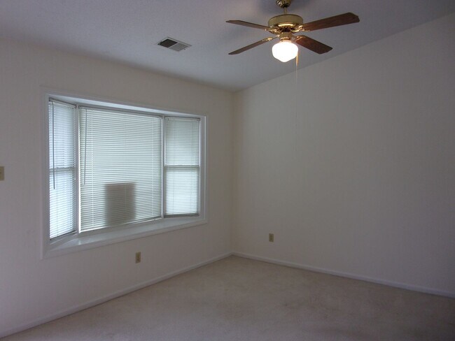 Building Photo - 2 Bedroom 1 Bath Condo Close to Shopping, ...