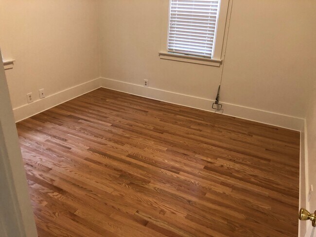 Foto del edificio - PRICE REDUCED! Remodeled 2 bed 1 bath with...