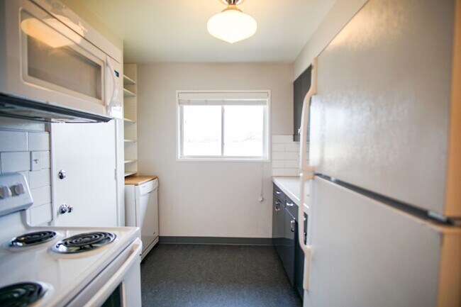 Foto del edificio - Mid-Century Dream Come True! Lovingly Maintained 2-Bedroom Available Soon!