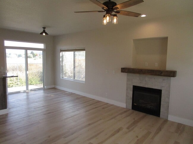 Foto del edificio - Completely Refreshed 2 Story Home with Fen...