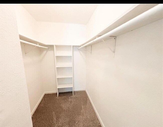 Foto del edificio - 8100 Creekbend Dr