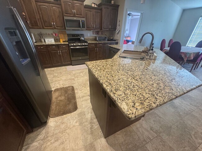 Building Photo - Lightly Furnished 4 Bed Home!