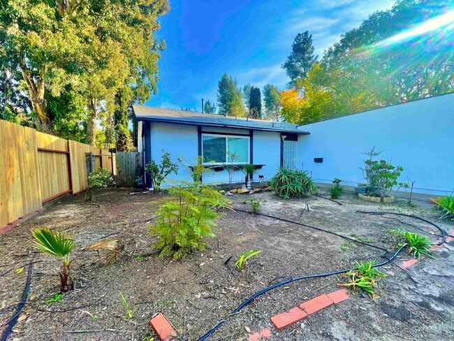 Building Photo - 11021 Avenida Maria