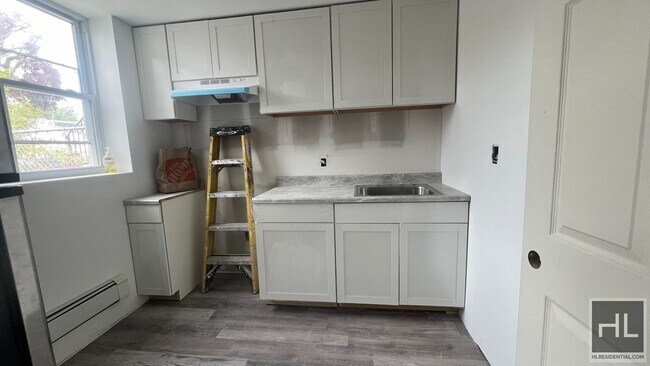 Building Photo - FRESHLY RENOVATED  & VERY BRIGHT STUDIO  A...