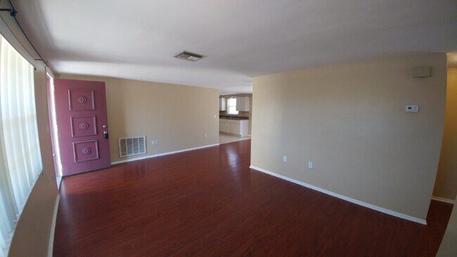 Building Photo - Large 2/2/1 1060 sq ft home with INDOOR LAUNDRY, a full garage, updated kitchen and a fenced in y...