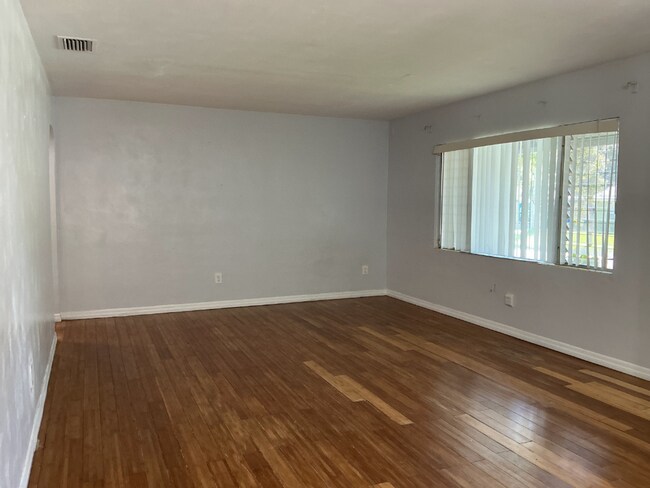 Foto del edificio - 720 Lakehurst St