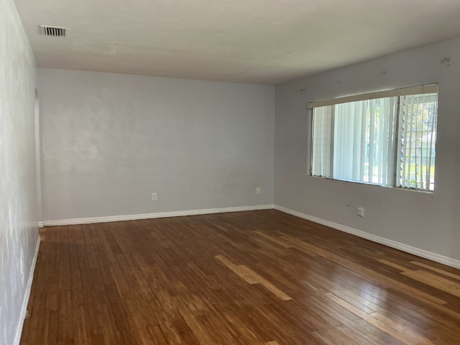 Building Photo - Single-Family Home | 3 Bedrooms | 2 Bathrooms