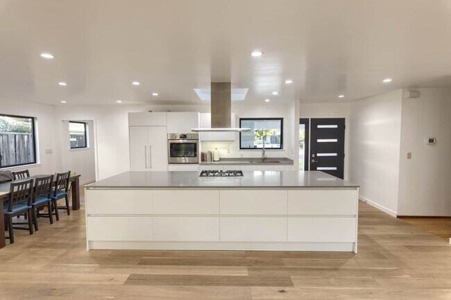 Building Photo - Newly Renovated 4-Bedroom 2.5-Bath South W...