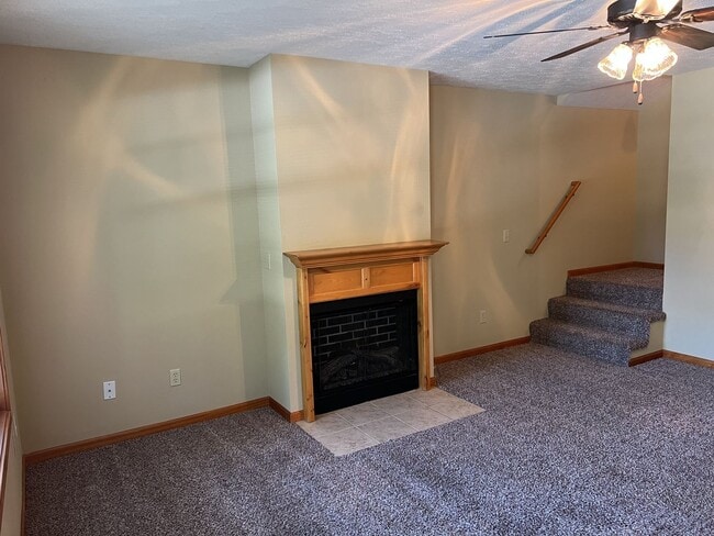 Building Photo - Southeast/Oak Grove Area!