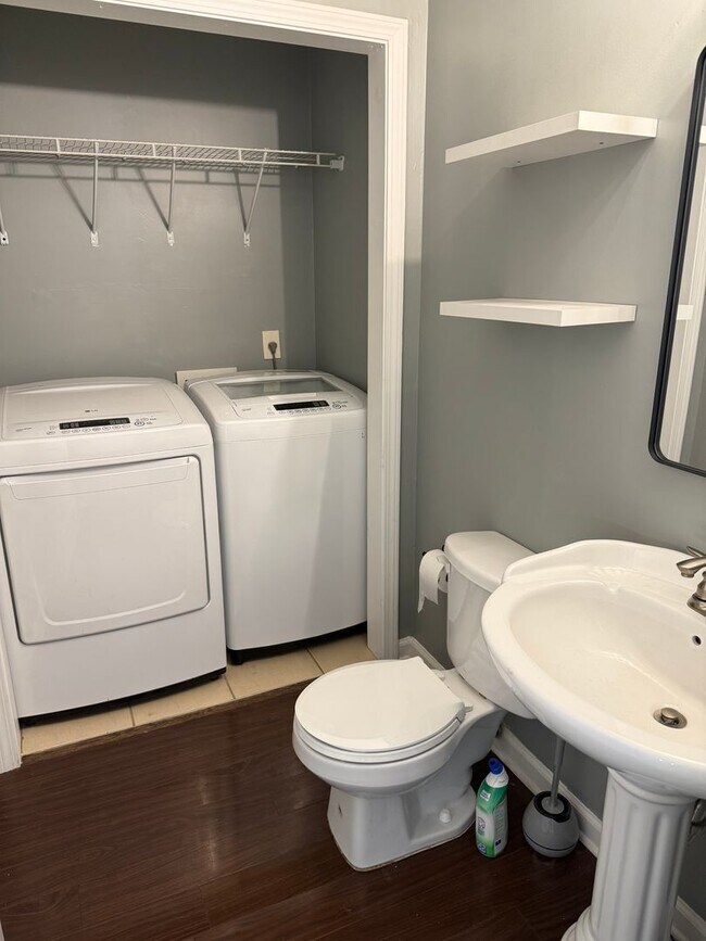 Foto del edificio - Centrally Located 2 BED/1.5 BATH TOWNHOME ...