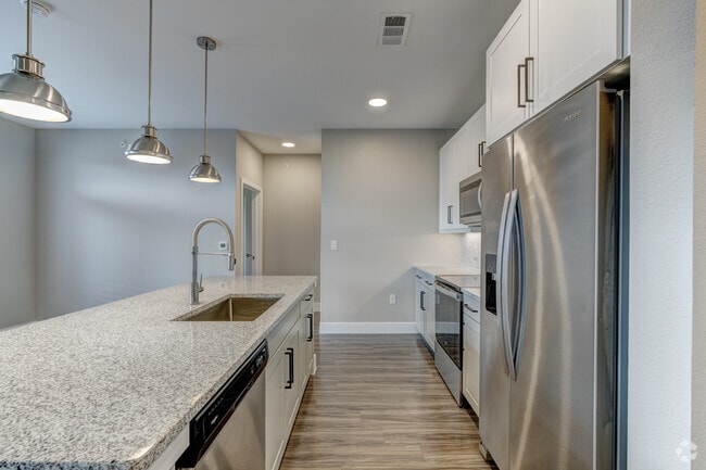 1BR, 1BA - 1,058SF - Kitchen - Encore Motif