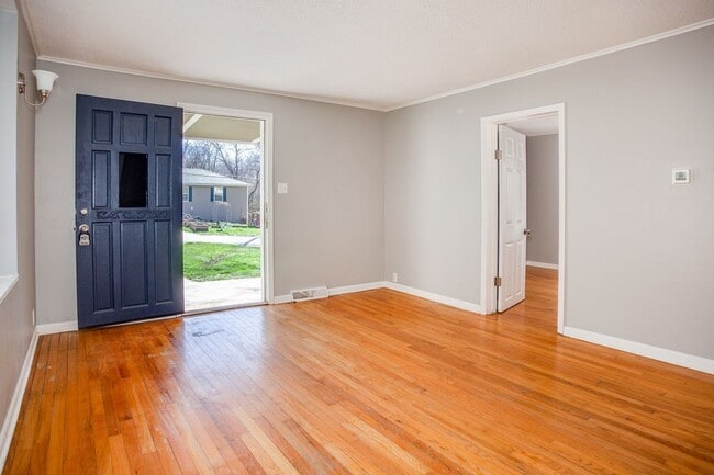 Building Photo - Freshly Updated 2-Bed Home with Fenced Yar...