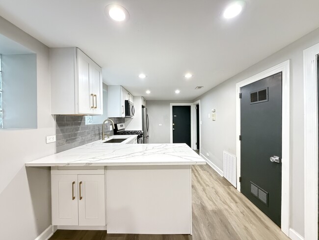 Building Photo - 2617 W Rascher Ave