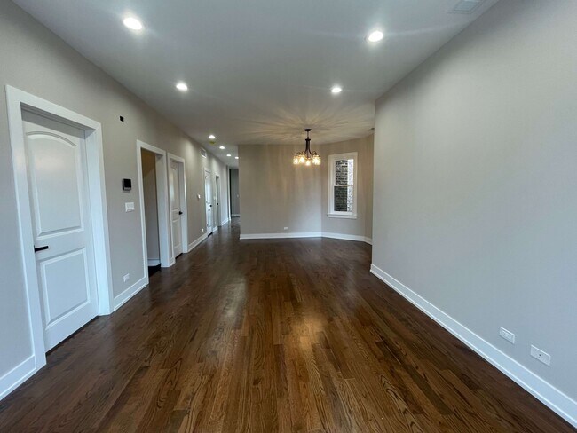 Building Photo - 3141 N Ridgeway Ave
