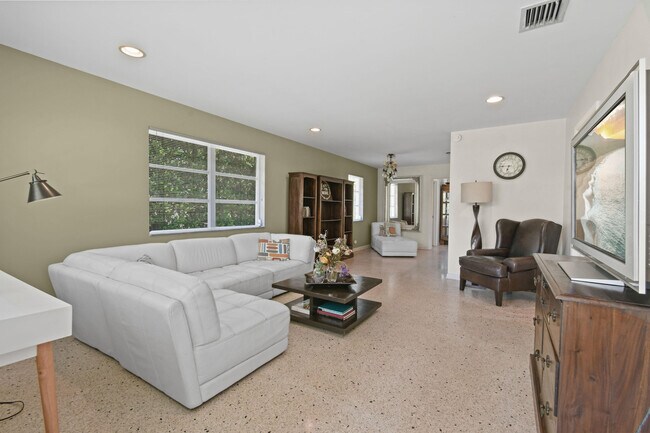 Foto del edificio - 321 E Lakewood Rd