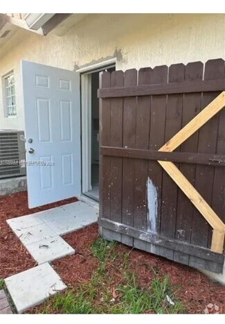 Building Photo - 9860 SW 161st Ave