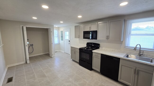 Building Photo - 1002 Elizabeth St