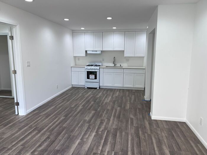 Foto principal - Newly 1 bedroom unit for rent on Market St...