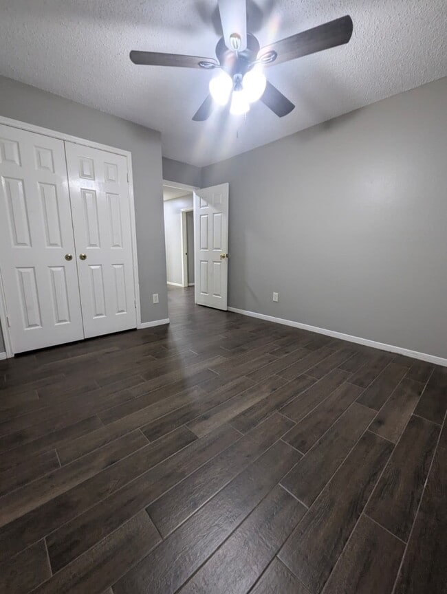 Foto del edificio - 827 Coral Tree Pl