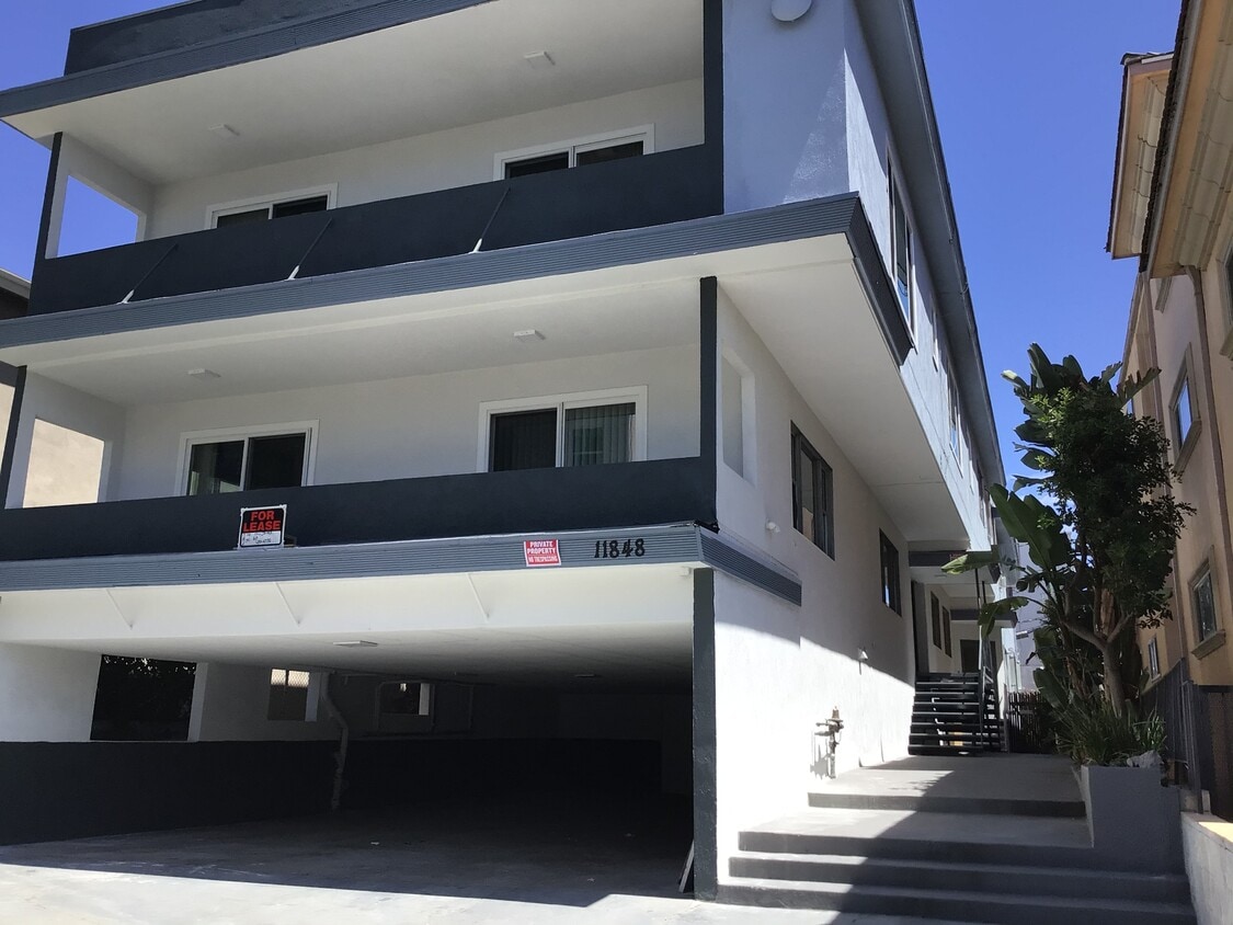 The building have a security gate - 11848 Mayfield Ave