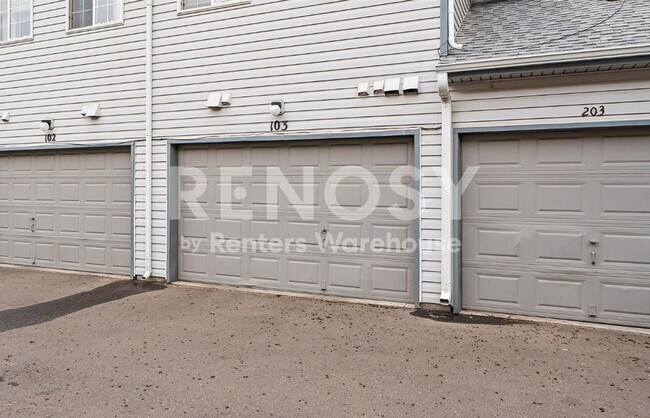 Foto del edificio - Modern Comfort and a Garage in Prime Aurora Location