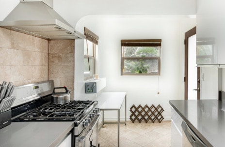 Building Photo - 935 Superba Ave