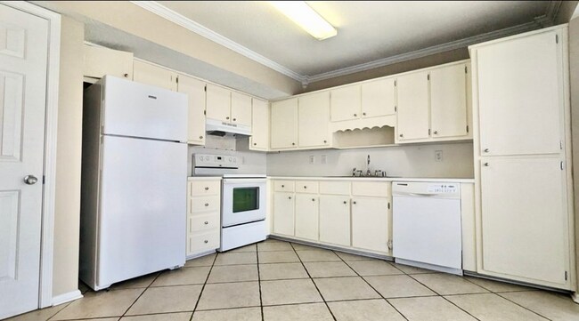 Building Photo - 2BR Townhouse Newly Renovated