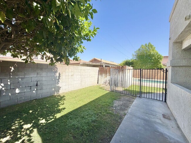 Foto del edificio - AVAILABLE NOW!! 3 Bedroom / 2 Bathroom Townhouse with pool in Cathedral City