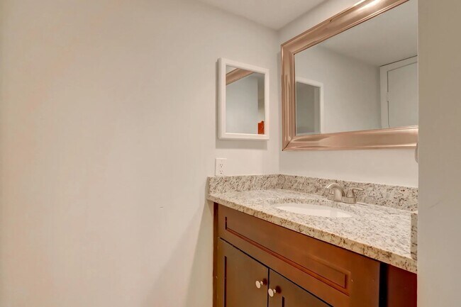 Foto del edificio - 744 Springdale Cir