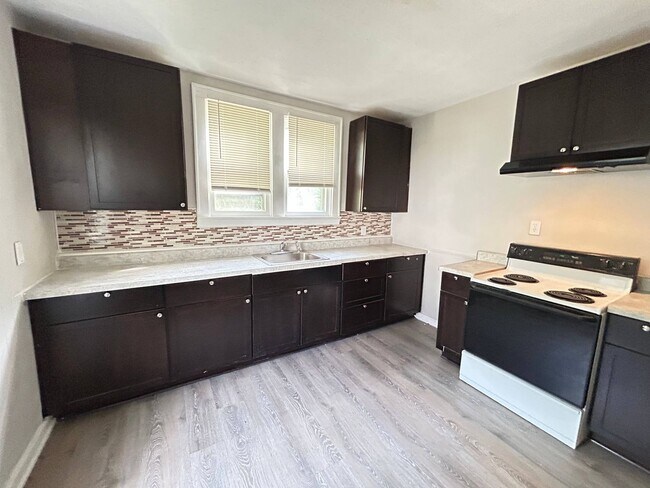 Foto del edificio - East Westwood Home **Move In Special: 100%...