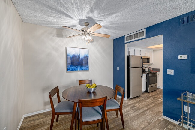 1 dormitorio, 1 baño - 640 pies cuadrados - Comedor - Hendrix Apartments - A 55+ Lifestyle Community