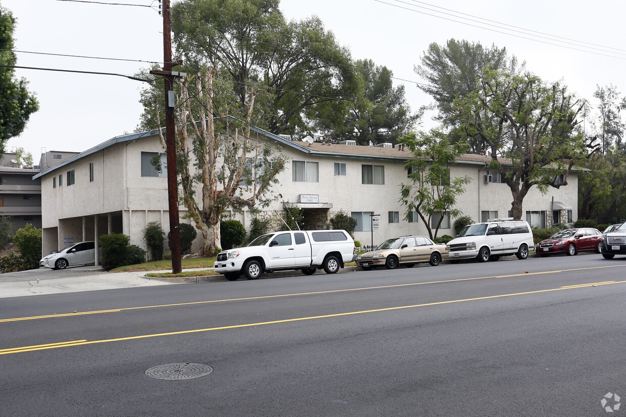 Primary Photo - 13411 Moorpark St