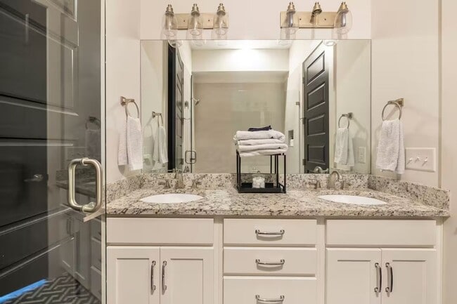 Building Photo - Spacious 3BR Condo in Nashville