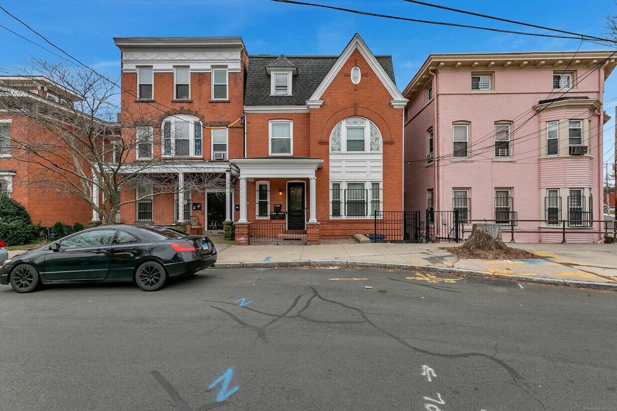 Primary Photo - 108 William St