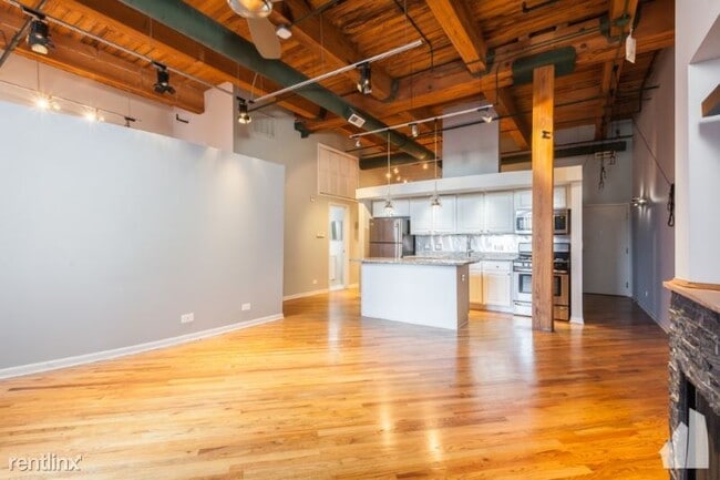Building Photo - 2212 W Diversey Ave