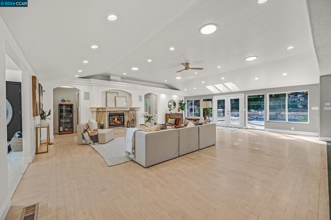 Building Photo - 215 Montair Dr