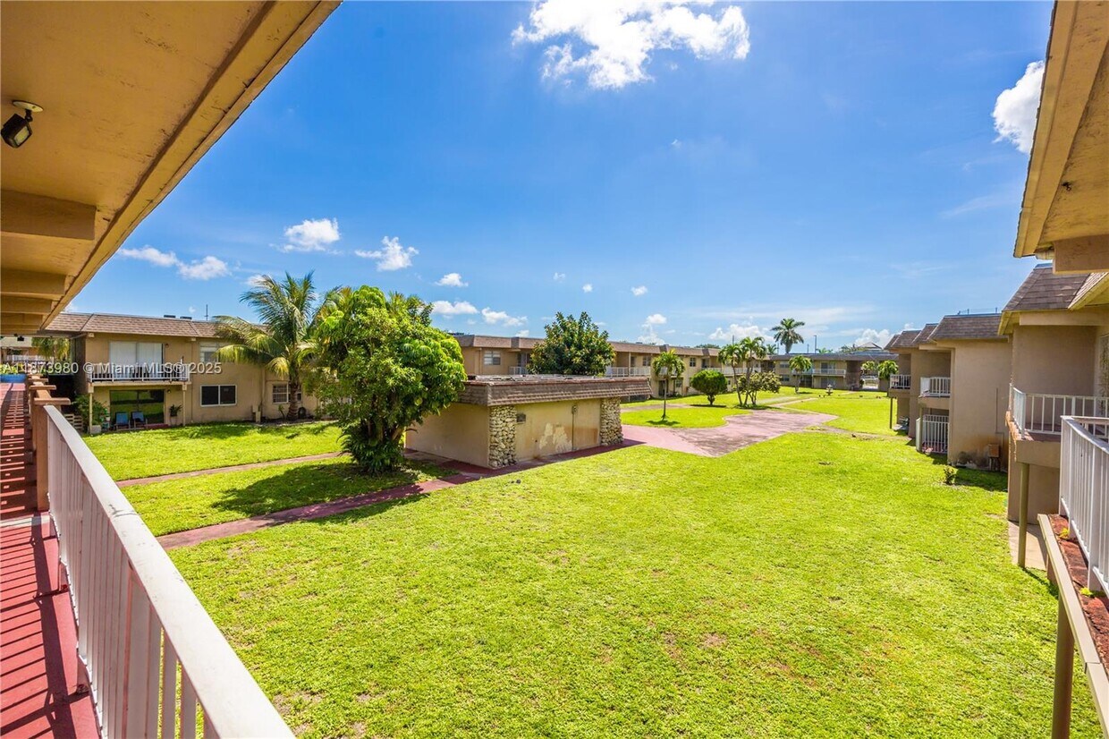 Foto principal - 301 NW 177th St