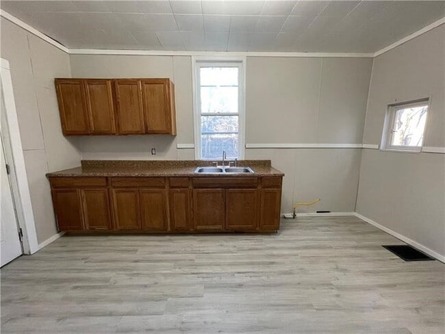 Building Photo - 405 Sumner Ave