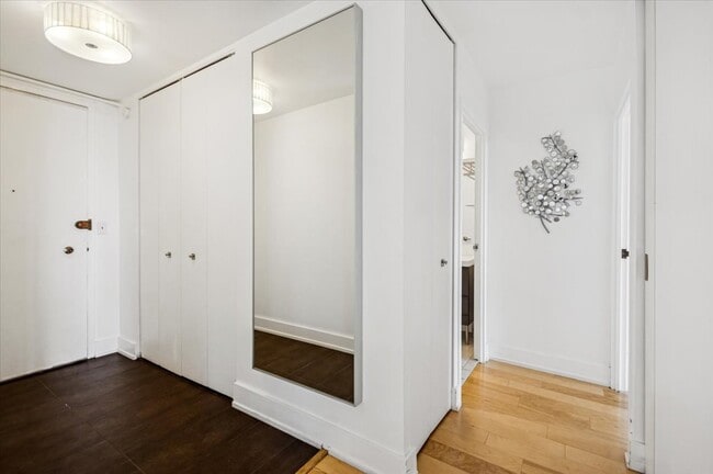 Building Photo - 6007 N Sheridan Rd