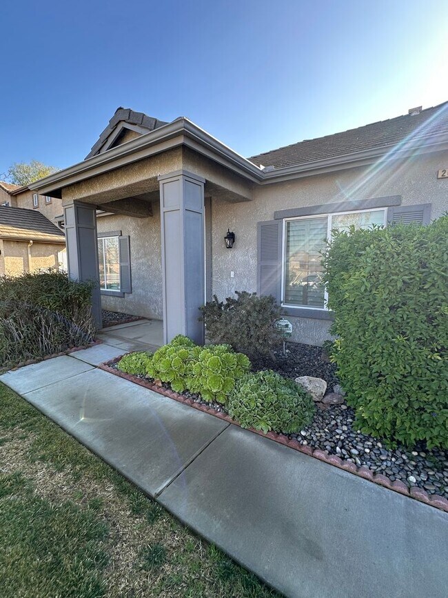 Foto del edificio - Charming 3 bedroom 2 bathroom home located in Hanford