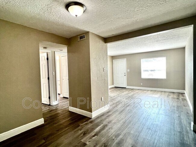 Building Photo - 10104 N Aster Ave