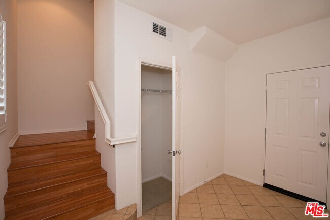 Foto del edificio - 720 S San Fernando Blvd