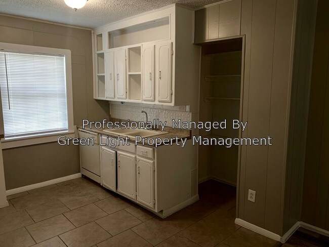 Foto del edificio - 2145 Stovall Dr