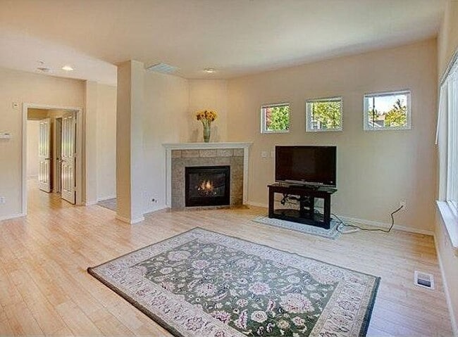 Building Photo - Lifestyle, Location and Convenience