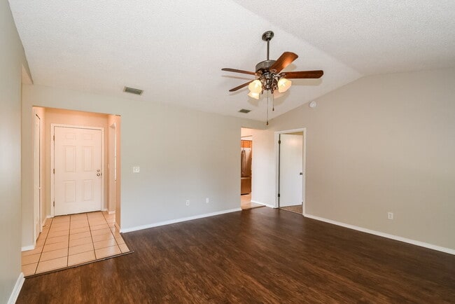 Building Photo - 9613 Villiers Dr N