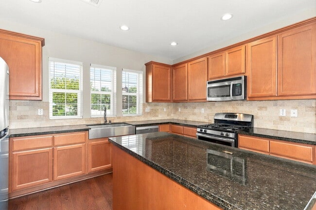 Foto del edificio - 883 Blossom Rock Ln